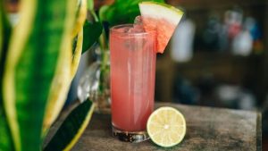 Refresca-te e revitaliza-te com 4 receitas saudáveis de limonada de melancia